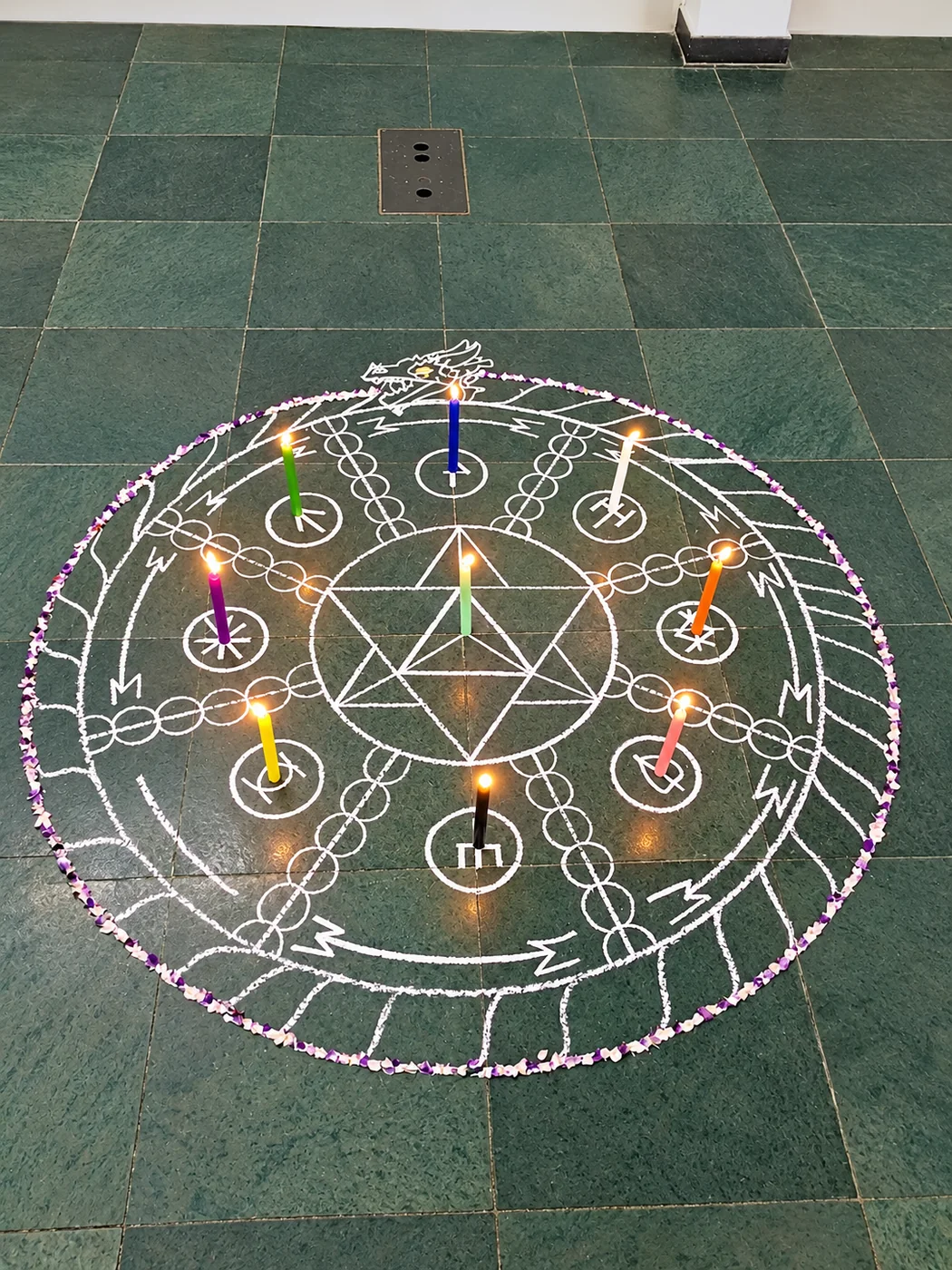 Mandala com velas coloridas